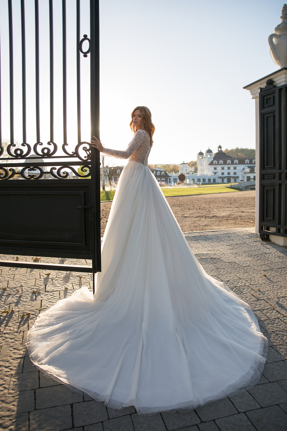 2019 Lace Bohemian Wedding Dresses V Neck Sequins Appliqued Sweep Train Long Sleeve Beach Wedding Dress Custom Side Split Vestidos De Novia