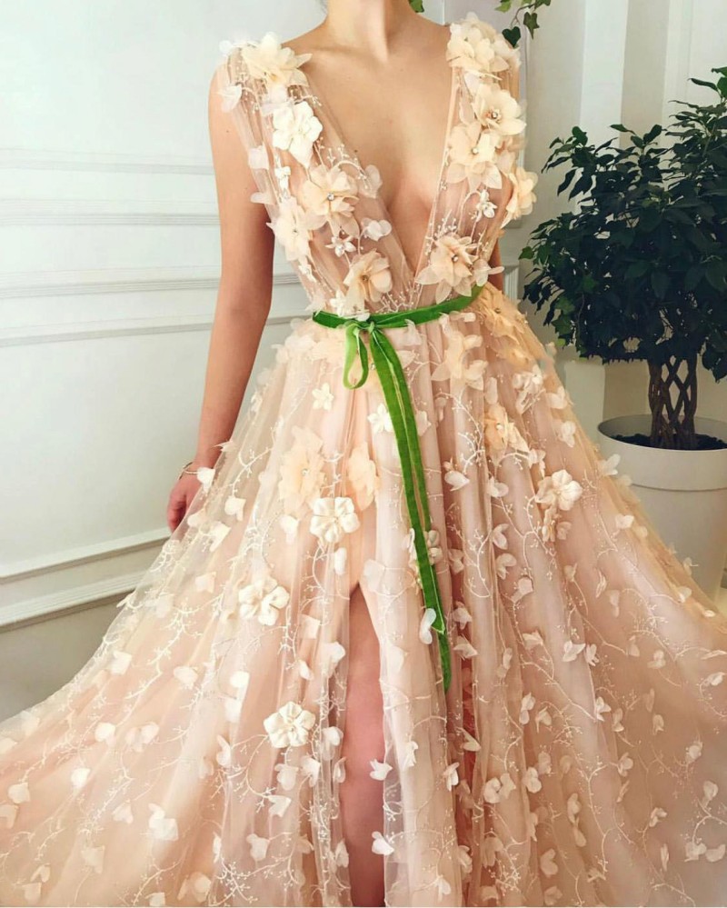 Modest A Line Evening Prom Dress V Neck Sleeveless Tulle Lace Party Dress Sweep Train Applique Split Sash Hand Made Flower robes de soirée