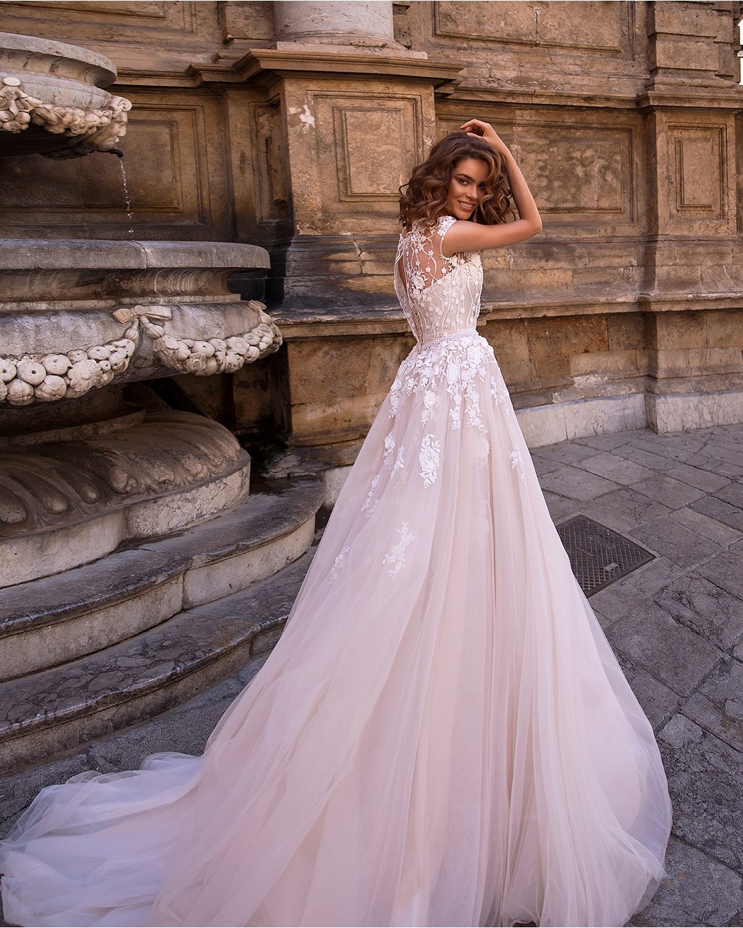 Lace Appliqued Charming Wedding Dresses Beaded Bateau Neck Bridal Gowns A Line Tulle Sweep Train Robe De Marie