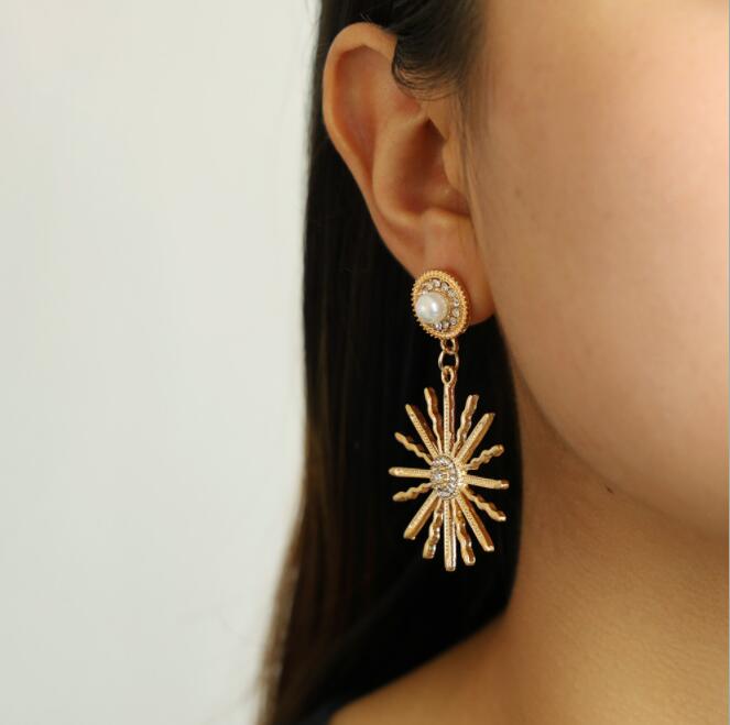 Personality Bohemian wind-drilled sun-shaped eardrop Earrings with pearl metal earpins for Women Unique Fashion Wedding free shipping
Personality Bohemian wind-drilled sun-shaped eardrop Earrings with pearl metal earpins for Women Unique Fashion Wedding free shipping