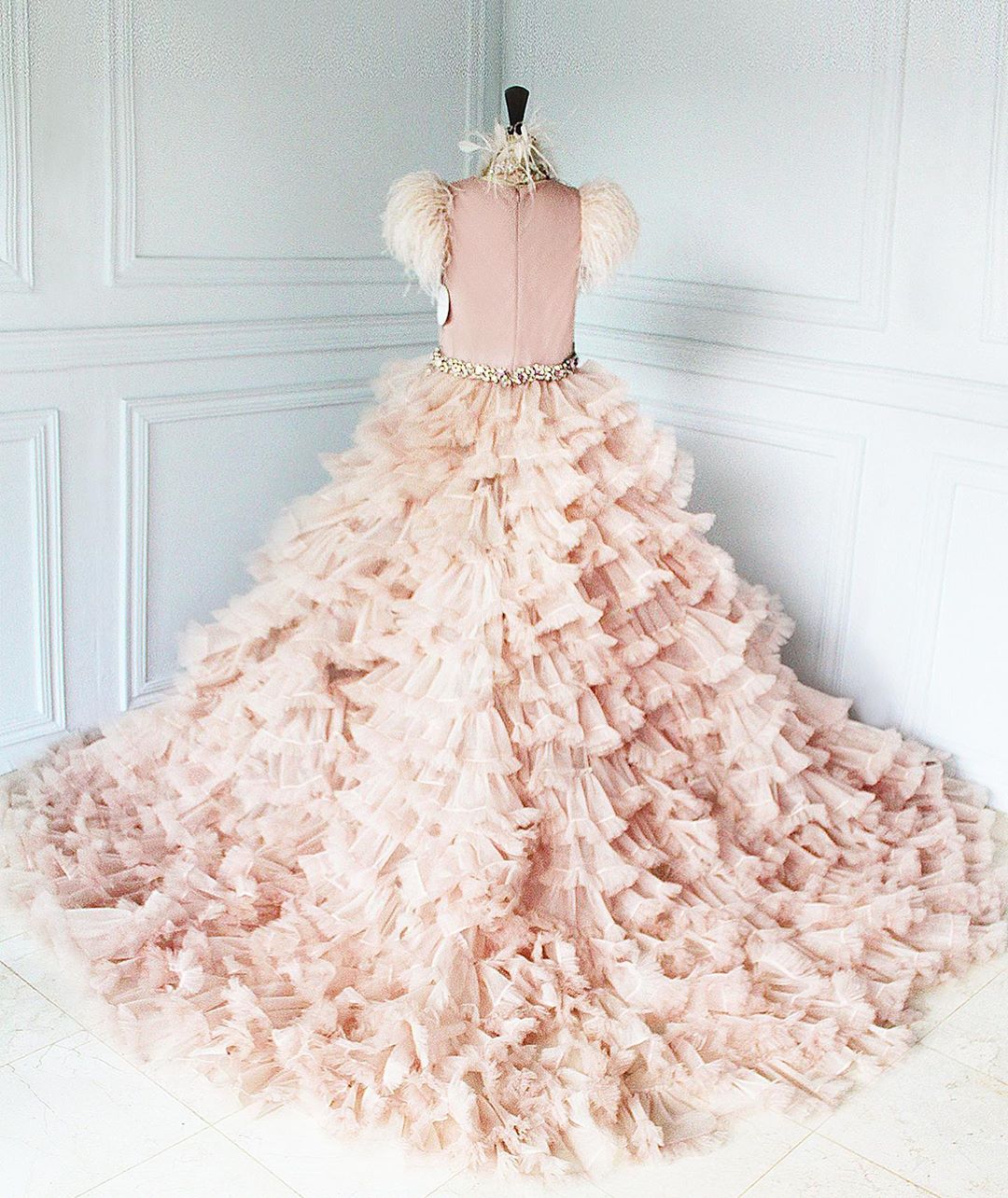 Amazing Feather Little Girls Pageant Dresses Appliqued A Line Beaded Flower Girl Dress For Wedding Tulle Tiered First Communion Gowns 415