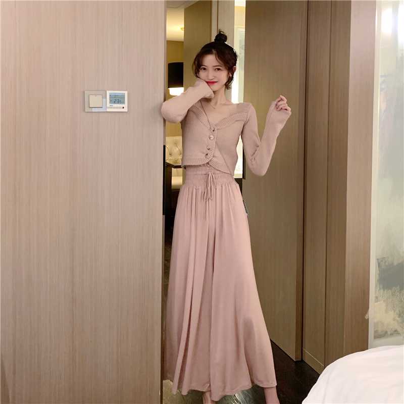 2020 spring fashion vintage square collar V-neck solid white/apricot long sleeve T-shirt knit sweater crop top
2020 spring fashion vintage square collar V-neck solid white/apricot long sleeve T-shirt knit sweater crop top
