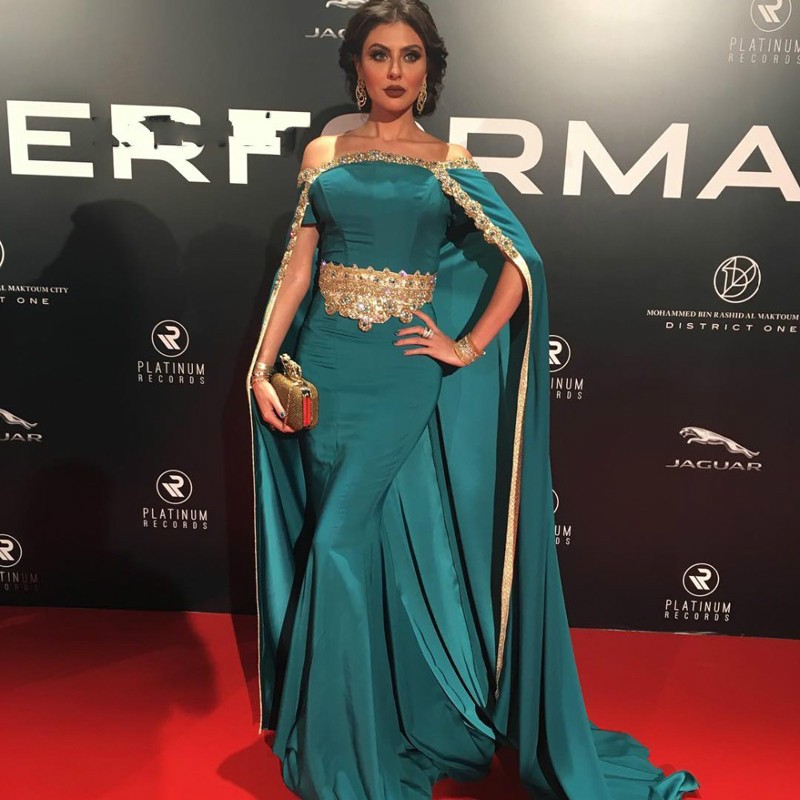 Green Dubai Arabic Evening Dresses With Caped Caftan Abaya Turkish strapless Off Shoulder Beaded Crystal Long Prom Dress Elegant Plus Size, Gray
Green Dubai Arabic Evening Dresses With Caped Caftan Abaya Turkish strapless Off Shoulder Beaded Crystal Long Prom Dress Elegant Plus Size, Gray