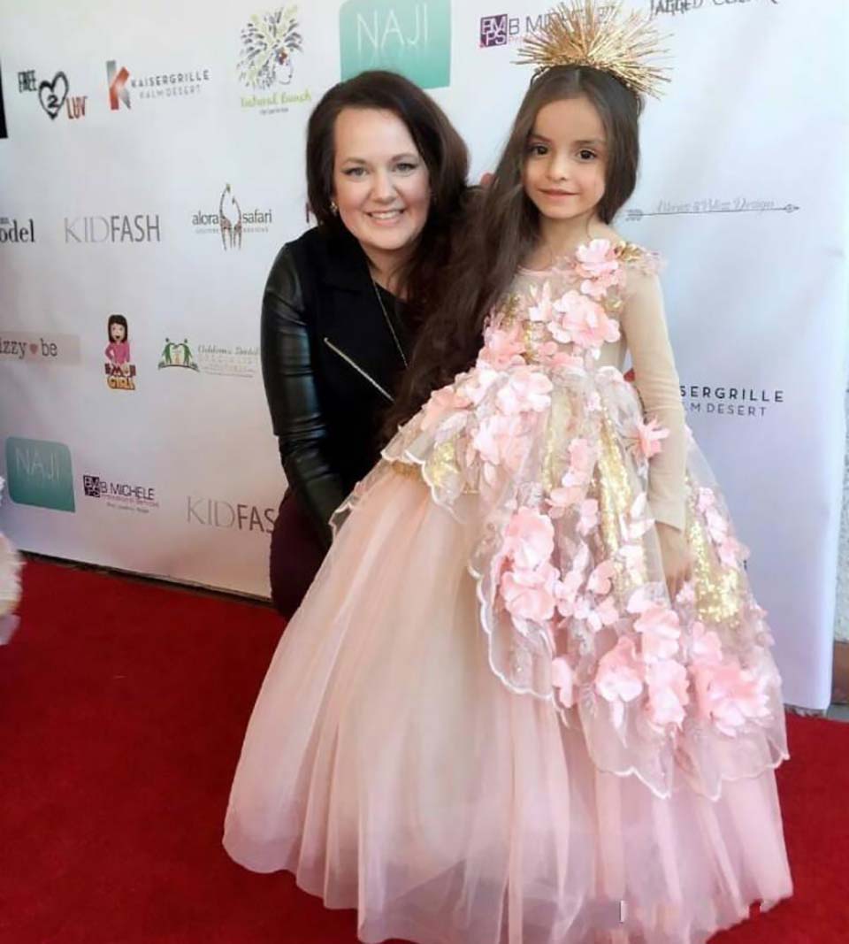 New Lovely Pink Girls Pageant Dresses Hand Made Flower Appliques Sequins Beads Long Sleeves Backless Floor Length Flower Girl Dress