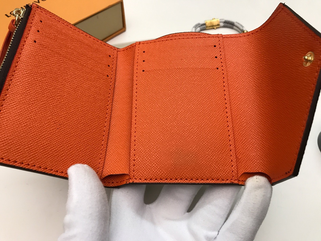 2020 Fashion Women/Men Genuine Leather Short Hasp Wallets 12cm with dust bag box card Purses CX#47 Free Shipping 41938
2020 Fashion Women/Men Genuine Leather Short Hasp Wallets 12cm with dust bag box card Purses CX#47 Free Shipping 41938