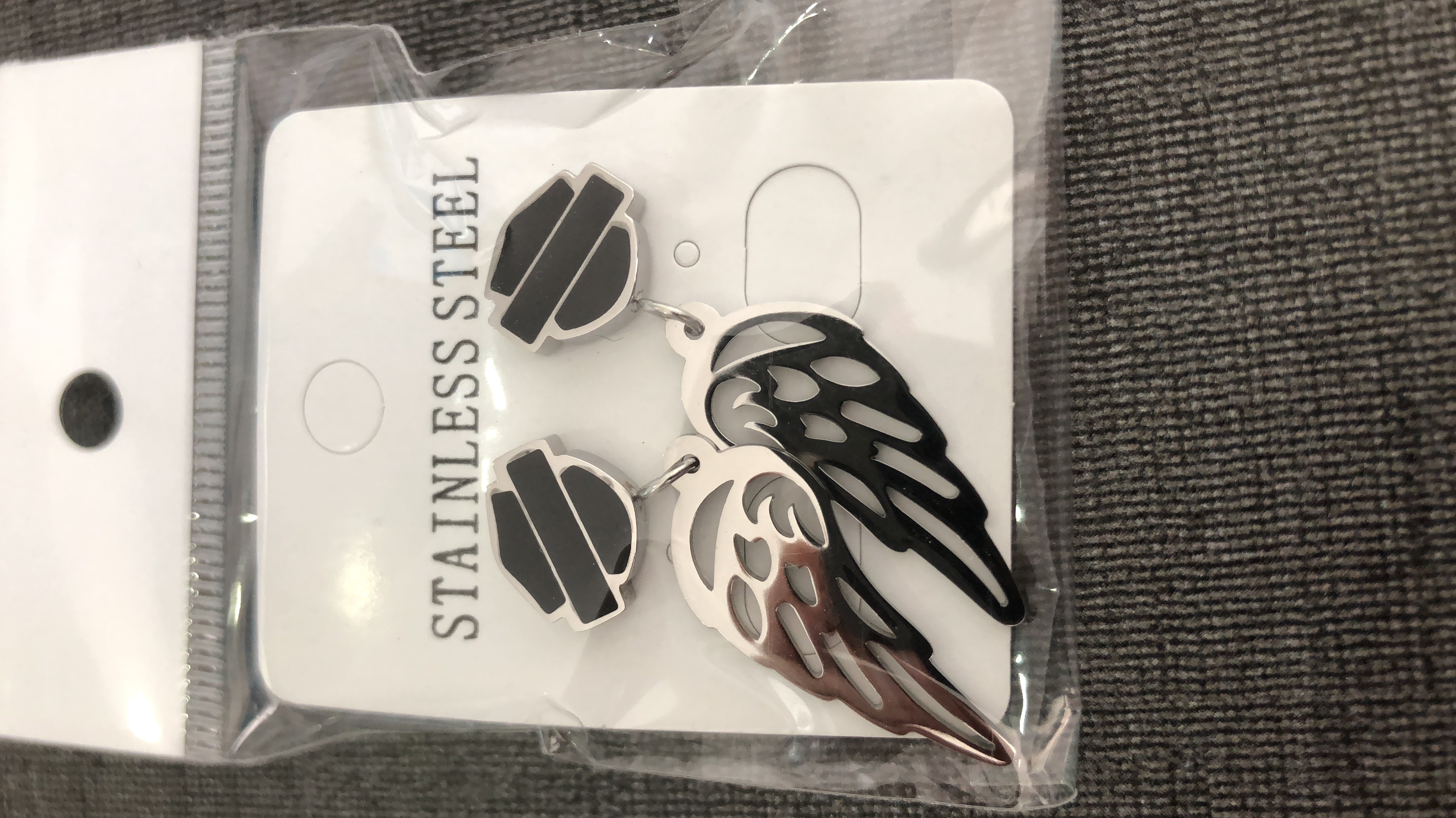 2pairs/lot personal design black orange shiled biker style earrings 316L stainless steel fashion jewelry girls wings motorbiker earrings
2pairs/lot personal design black orange shiled biker style earrings 316L stainless steel fashion jewelry girls wings motorbiker earrings
