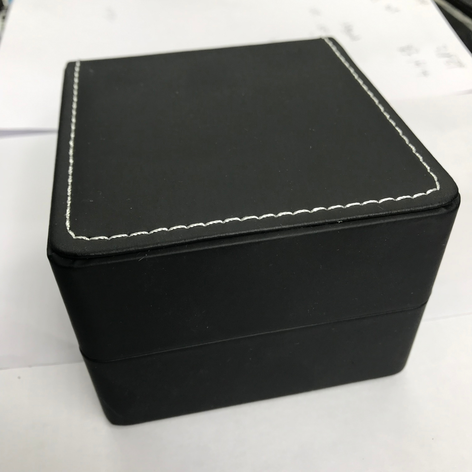 Watch Boxes Classic black leather with black appearance, white sewing thread inside and out., Black;blue
Watch Boxes Classic black leather with black appearance, white sewing thread inside and out., Black;blue