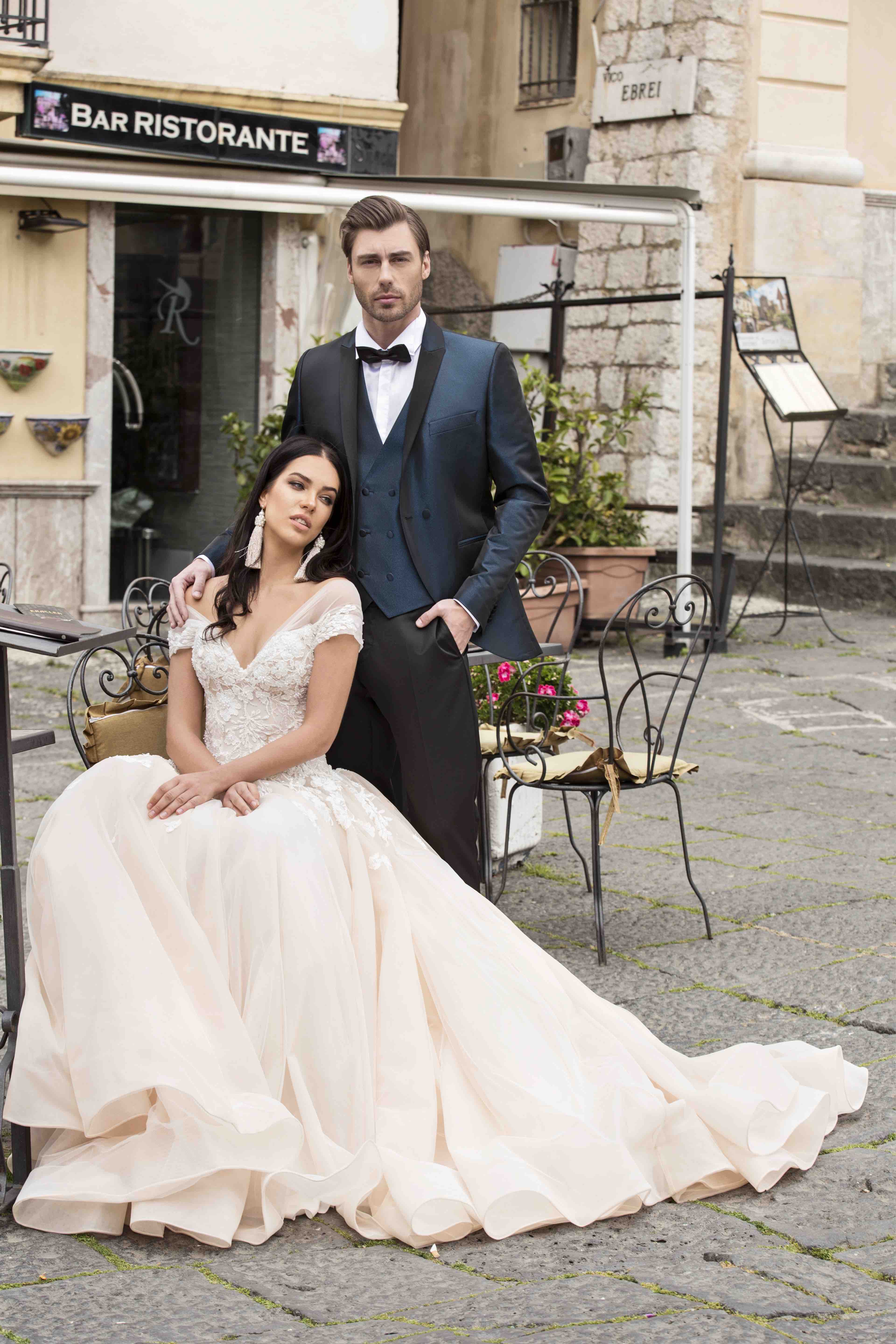 Custom Made Men Suits Two Buttons Groom Tuxedos Peaked Lapel Slim Fit Men Wedding Suits Formal Party Prom Suit(Jacket+Vest+Pants)