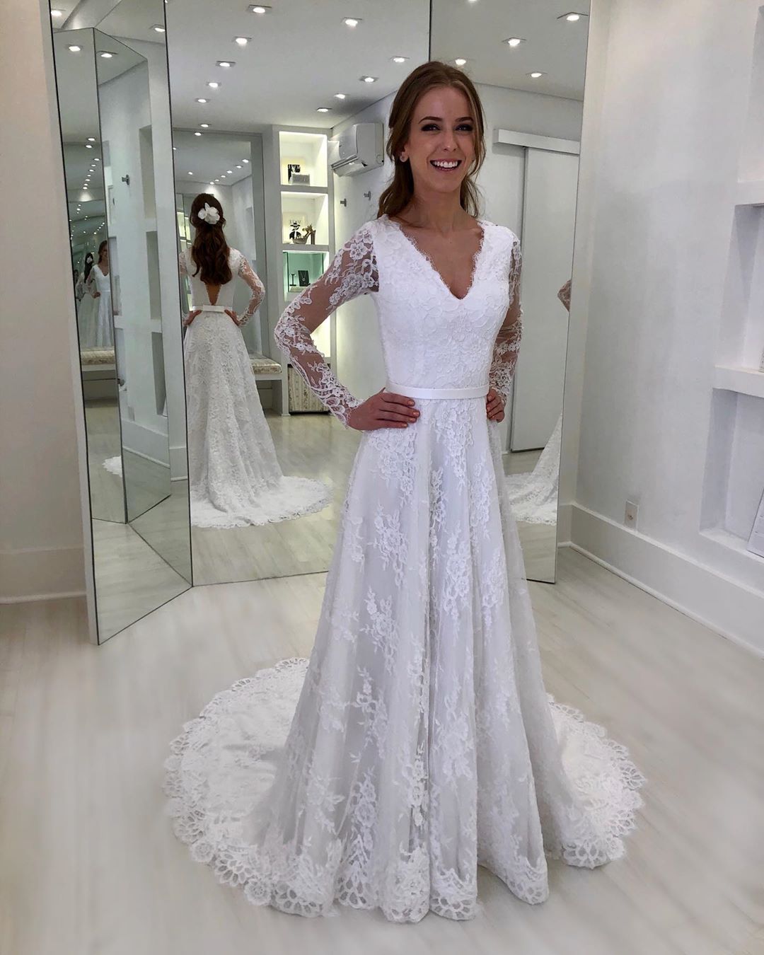 Lace Attractive White Long Sleeves Wedding Dresses V Neck Backless Bridal Gowns A Line Sweep Train Robe De Marie