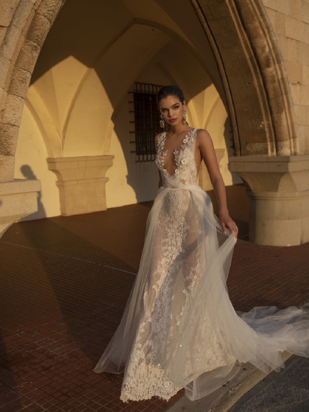Lian Rokman Mermaid 2020 Wedding Dresses V Neck Appliqued Lace Overskirts Bridal Gowns Backless Robe De Mariée