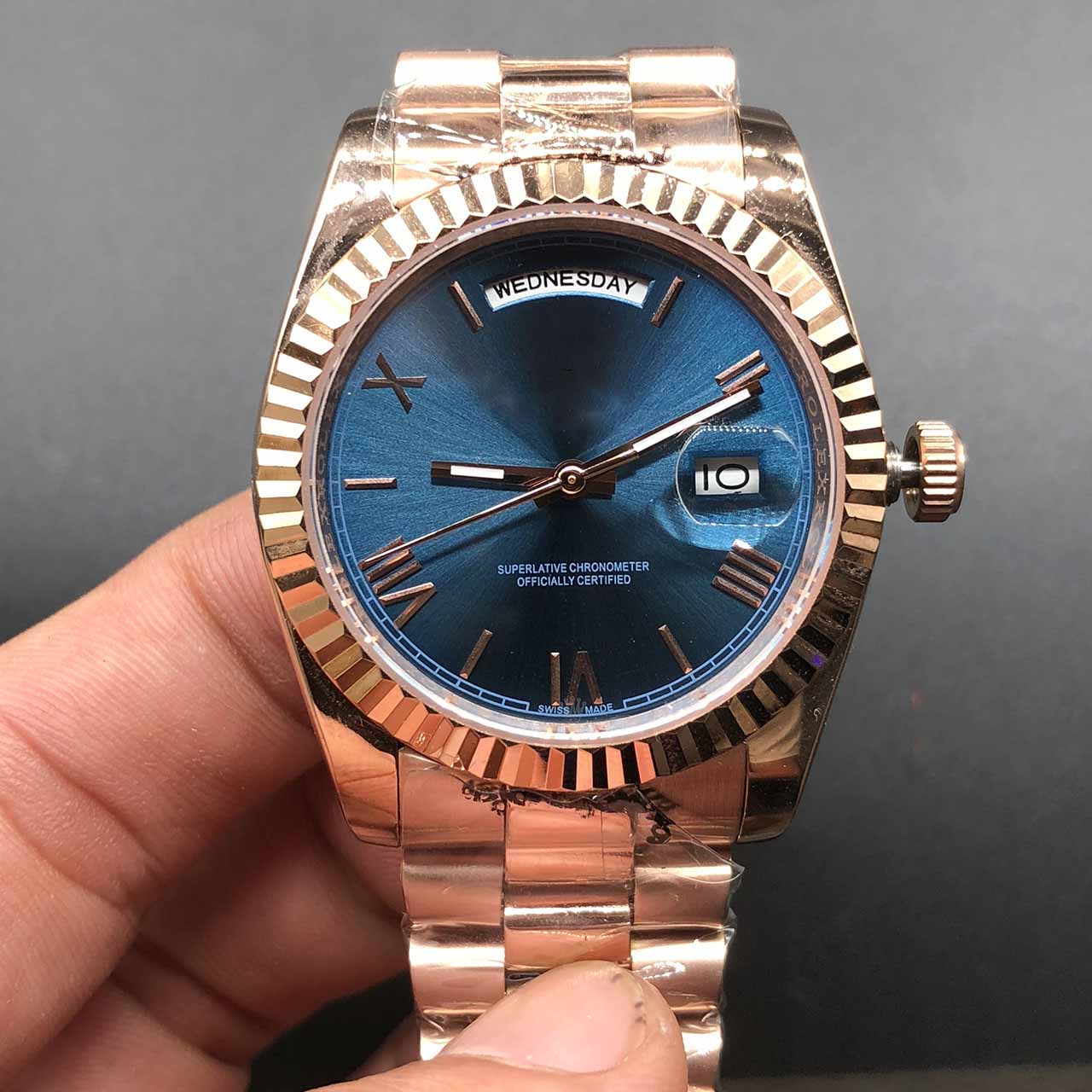 Top Watch Blue Dial DAY/DATE Rose Gold Stainless Watches Lowest Price Mens Womens Automatic Mechanical Wristwatch 36mm
Top Watch Blue Dial DAY/DATE Rose Gold Stainless Watches Lowest Price Mens Womens Automatic Mechanical Wristwatch 36mm