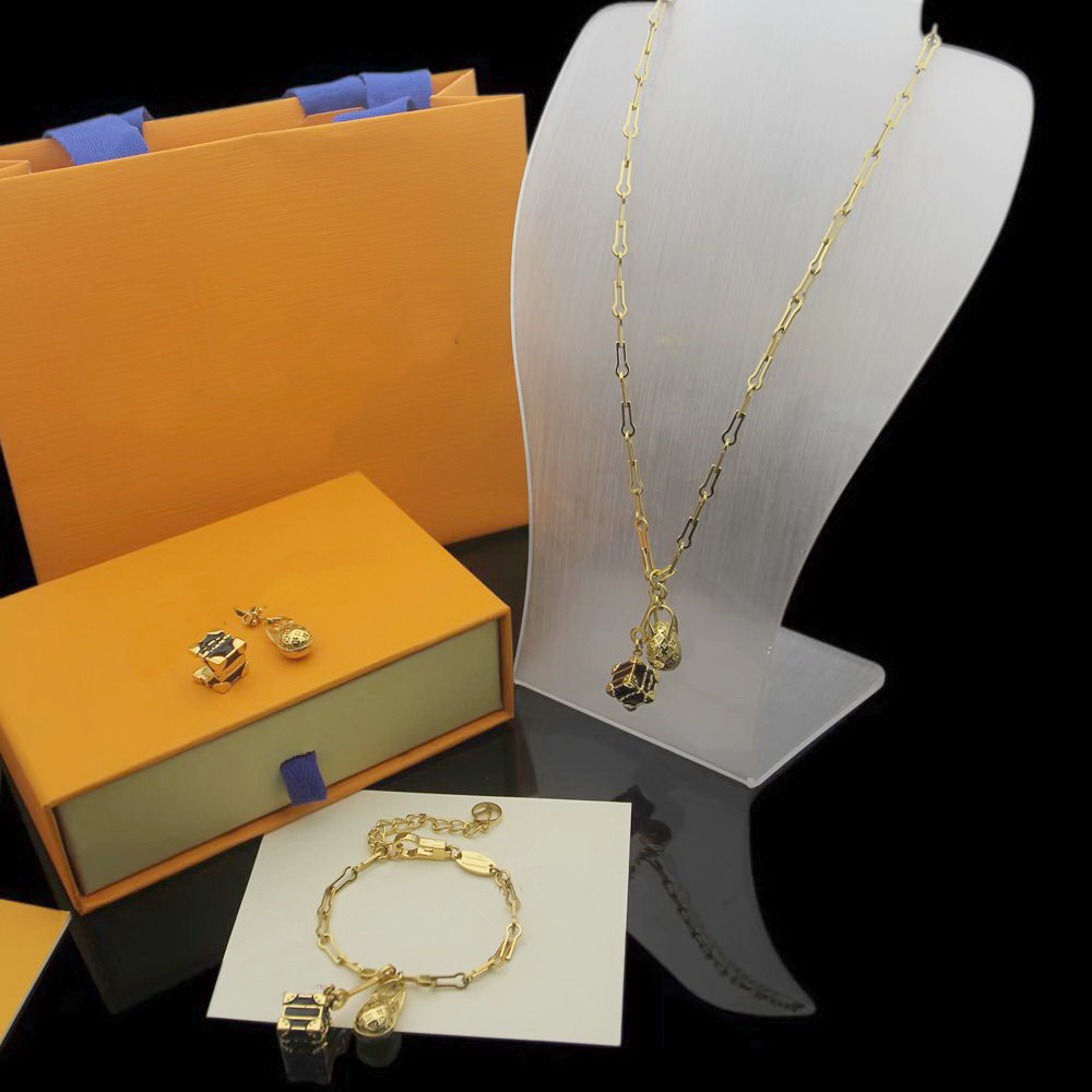 Europe America Jewelry Sets Lady Women Minigram Black Enamel Trunk Engraved V Initials Egg-shaped Charm Necklace Bracelet Earrings Sets, No original box
Europe America Jewelry Sets Lady Women Minigram Black Enamel Trunk Engraved V Initials Egg-shaped Charm Necklace Bracelet Earrings Sets, No original box