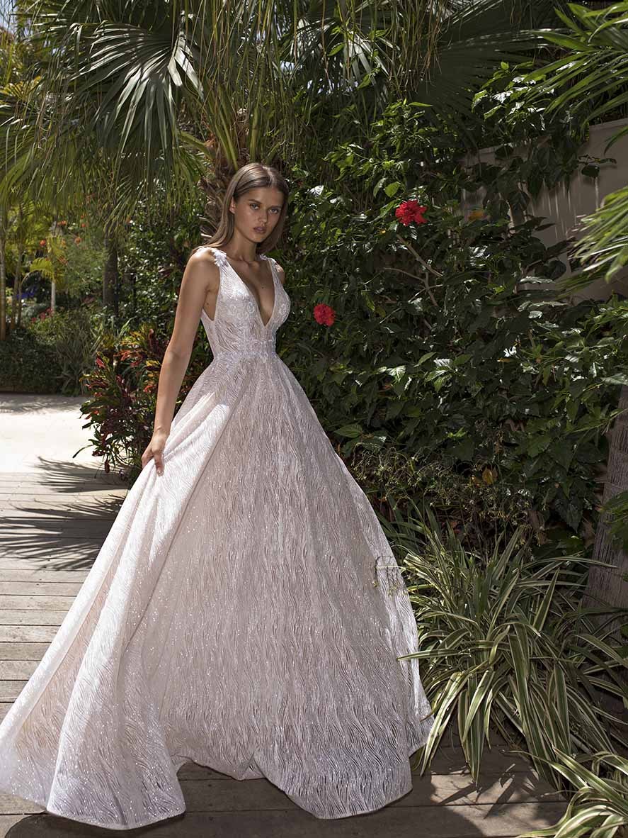 2020 Bohemian Bridal Dresses V Neck Lace Appliqued Sequins Wedding Dress Backless Ruffle Sweep Train Custom Made Robes De Mariée