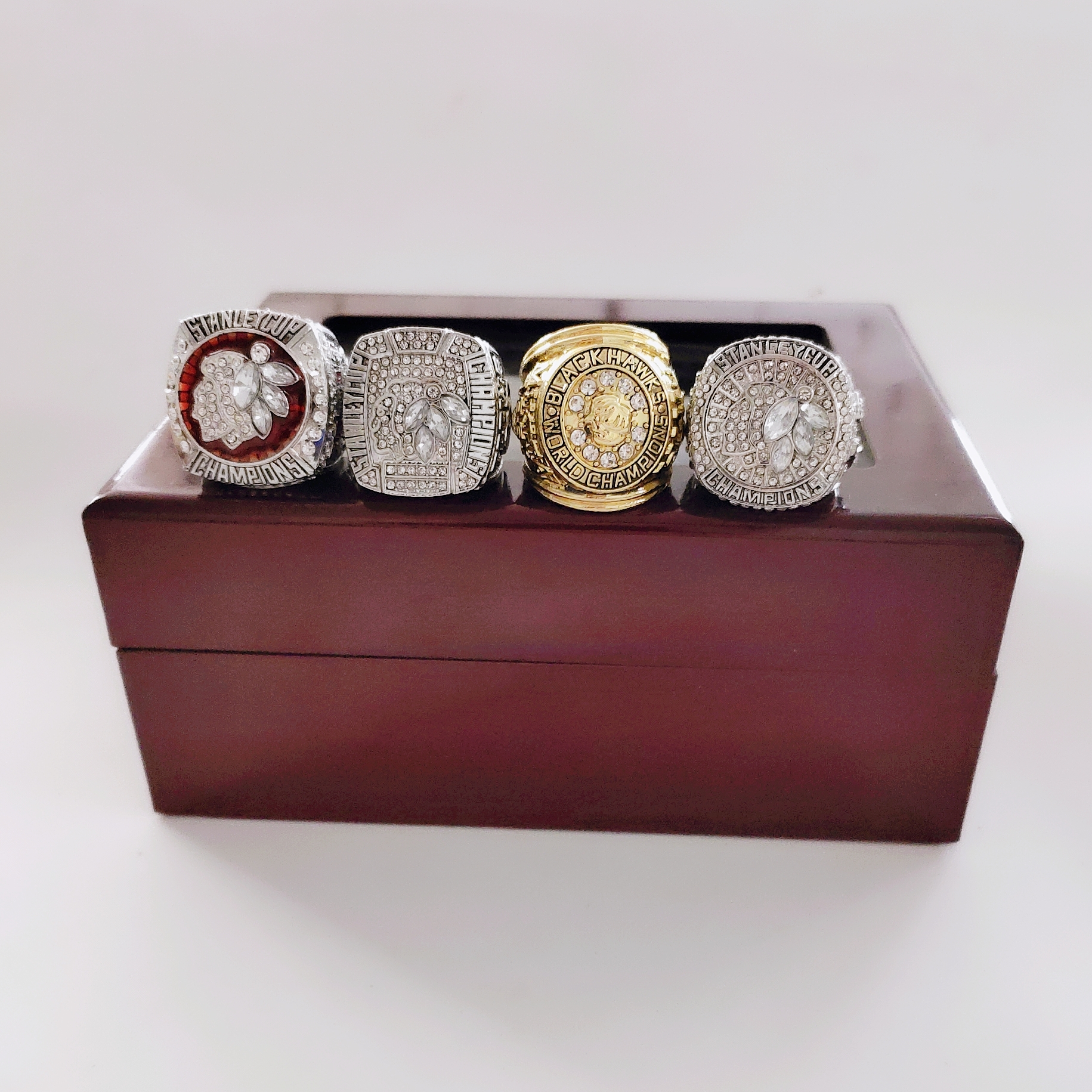 2020 Wholesale 4pcs 1961 2010 2013 2015 Chicago Blackhawks Stanley Cup champion championship fashion ring leather Bag Parts & Accessories
2020 Wholesale 4pcs 1961 2010 2013 2015 Chicago Blackhawks Stanley Cup champion championship fashion ring leather Bag Parts & Accessories