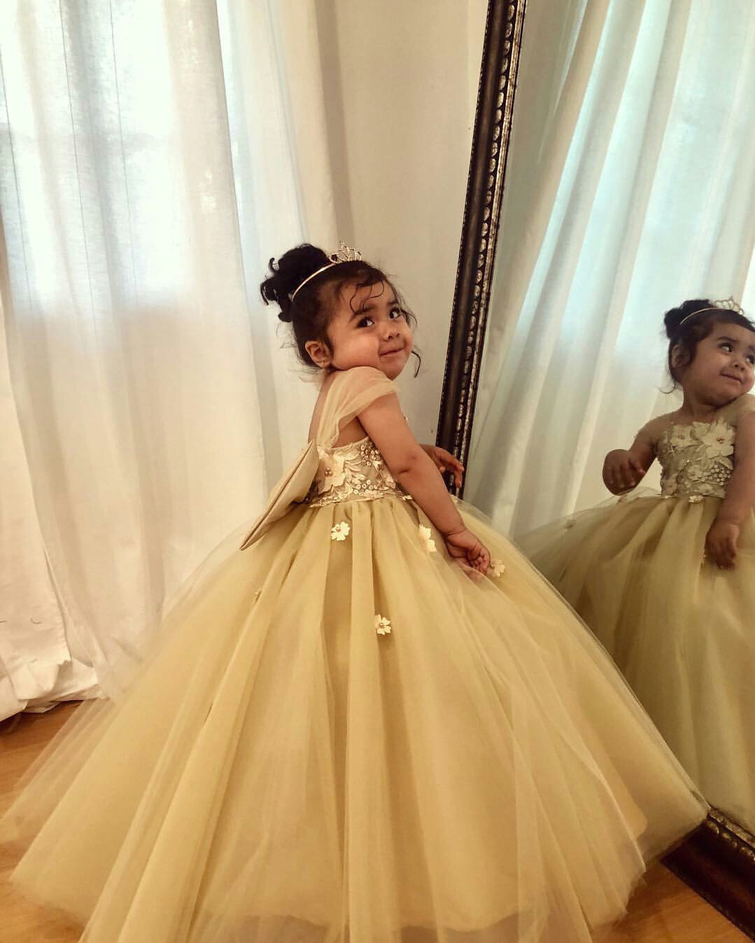 2019 Gold Girls Pageant Dresses Square Neck Lace Appliqued Big Bow Cute Flower Girls Dress Modest A Line Kids Party Gowns
