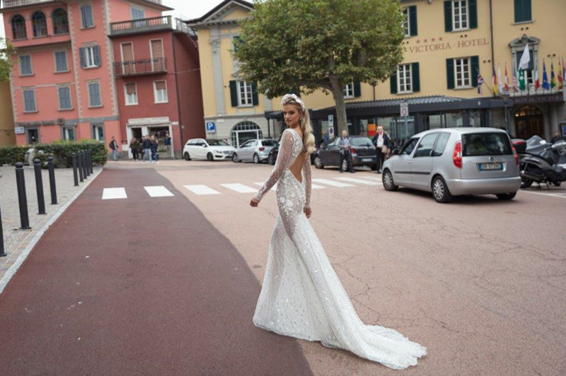 2020 Sparkling Mermaid Wedding Dresses V Neck Lace Appliqued Sexy Backless Beading Bridal Gowns Sweep Train Long Sleeve Wedding Dress