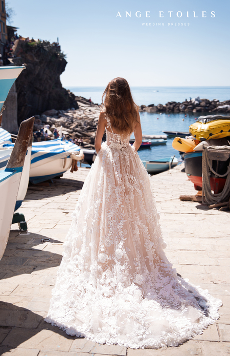 Lace Beach Wedding Dresses 3D Floral Appliqued A Line Sweep Train Custom Made Bohemian Wedding Dress Plus Size Bridal Gowns Robe De Mariée