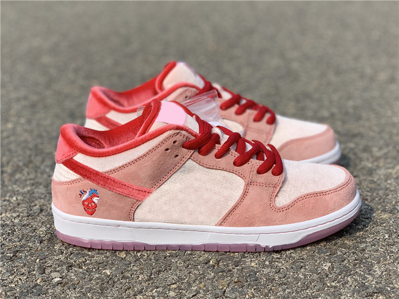 Hottest Authentic StrangeLove Valentine's Day SB Outdoor Shoes Men Women Low Bright Melon Gym Red Med Soft Pink Sneakers With Special Box
Hottest Authentic StrangeLove Valentine's Day SB Outdoor Shoes Men Women Low Bright Melon Gym Red Med Soft Pink Sneakers With Special Box