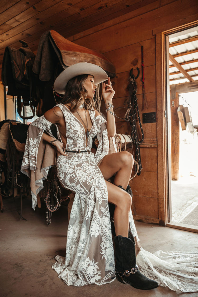 2020 Cowboy Bohemian Wedding Dresses With Detachable Sleeves Front Split Deep V Neck Beach Wedding Gowns Lace Appliqued Abiti Da Sposa