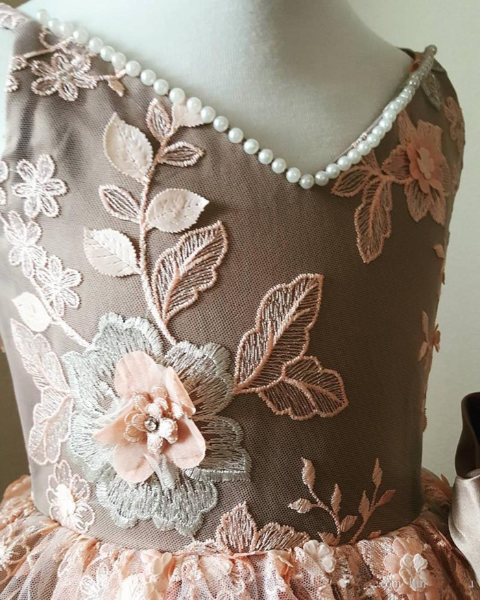 2020 Cute Flower Girl Dresses V Neck 3D Floral Appliqued Beaded Bow Sleeveless Girl Pageant Gown Ruffle Sweep Train Birthday Gowns