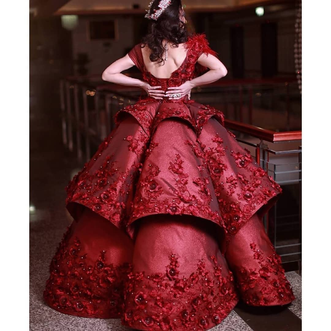 2020 New Arrival Burgundy Evening Dresses Feather 3D Floral Applique Beads Satin Ball Gown Prom Dress Ruffles Gorgeous Formal Occasion Gowns