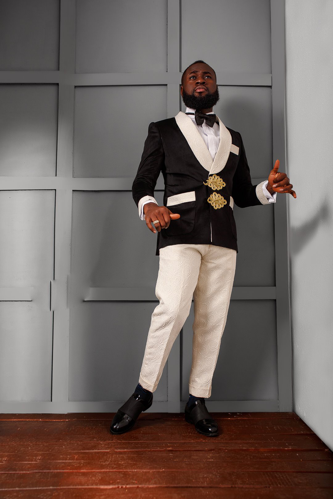 Black and Ivory Mens Suits Gold Buttons Prom Dress Groom Wear Shawl Lapel Two Pieces Wedding Tuxedos Custom Made Suit (Jacket+Pants)