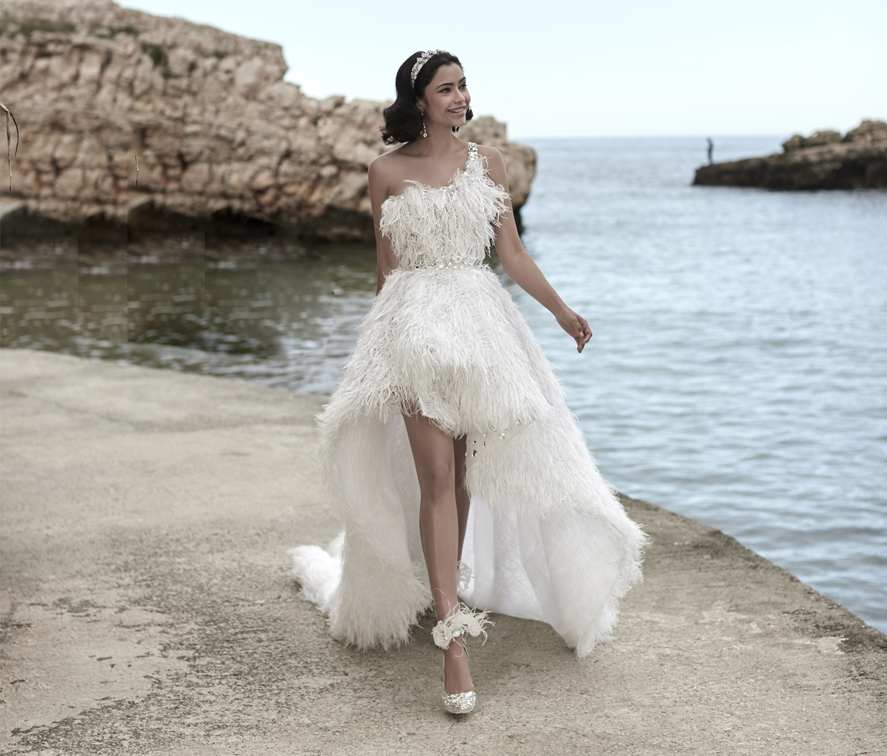 High Low Boho Bridal Dresses One Shoulder Feather Rhinestone Beaded Wedding Dress Sleeveless Ruffle Custom Made Beach Robes De Mariée