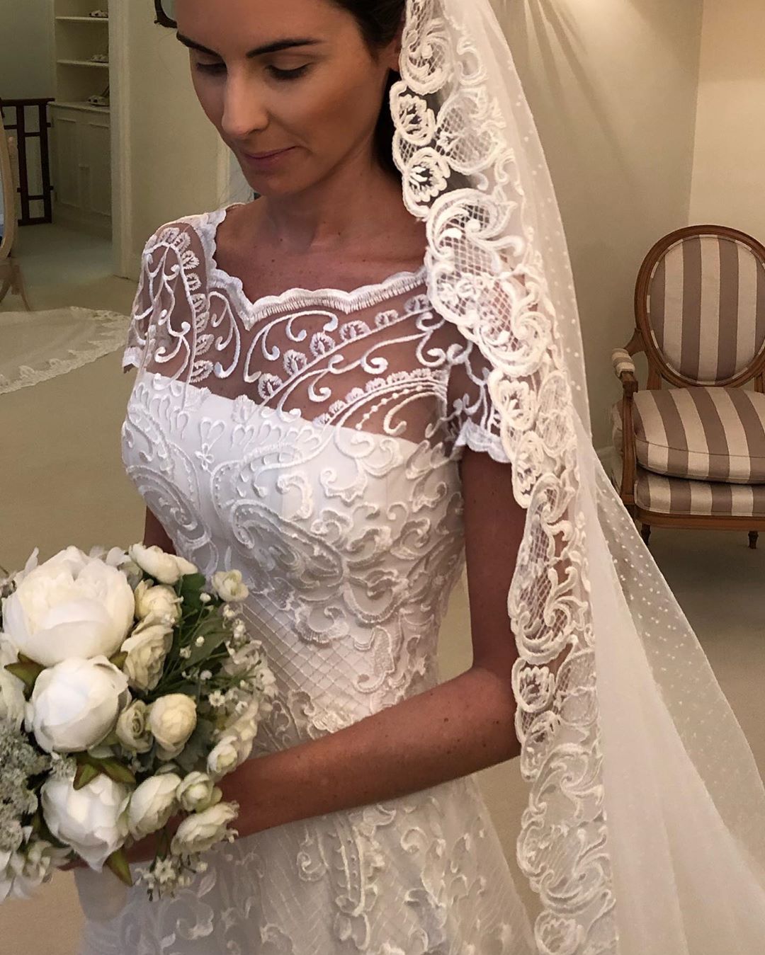 Short Charming Sleeves Lace Wedding Dresses Sheer Bateau Neck A E Plus Size Bridal Gowns Sweep Train Robe De Mari E