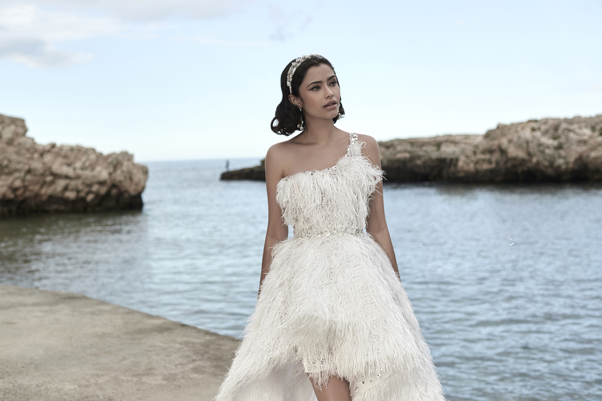 High Low Boho Bridal Dresses One Shoulder Feather Rhinestone Beaded Wedding Dress Sleeveless Ruffle Custom Made Beach Robes De Mariée