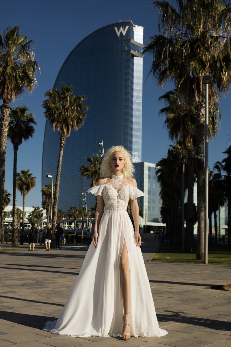 Daria Karlozi Beach Wedding Dresses High Collar Lace Applique Chiffon Boho Wedding Dress Sexy High-split Criss Cross Back Bridal Gowns