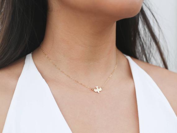 Tiny Soar Flying Bird pendant charm Necklace Peace Dove Necklace Little Swallow Baby Bird Necklaces Abstract Necklaces for Women Jewelry