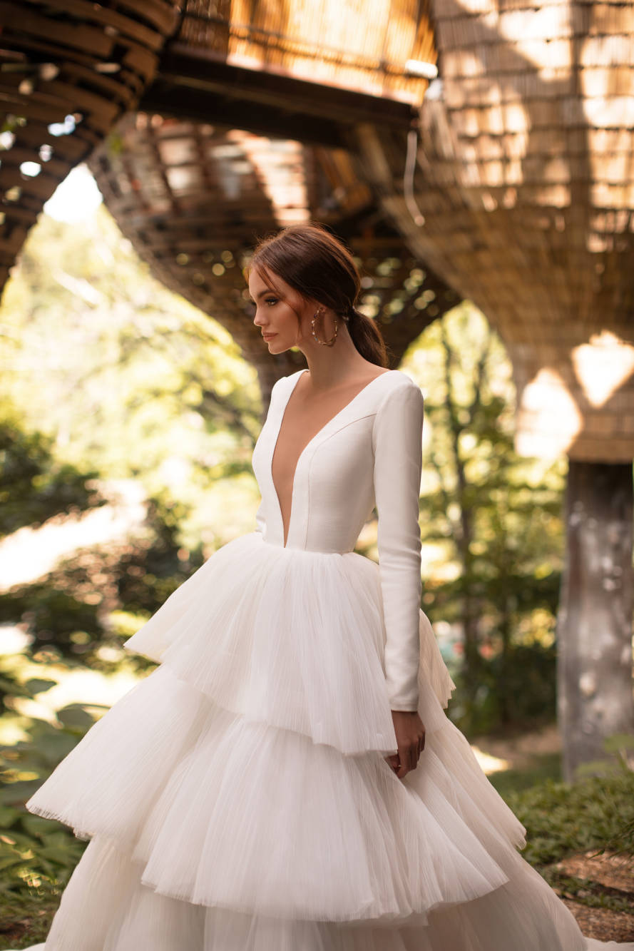 Backless Gorgeous Long Sleeves Wedding Dresses A E Sheer Deep V Neck Tiered Bridal Gowns Tulle Sweep Train Robe De Mari E