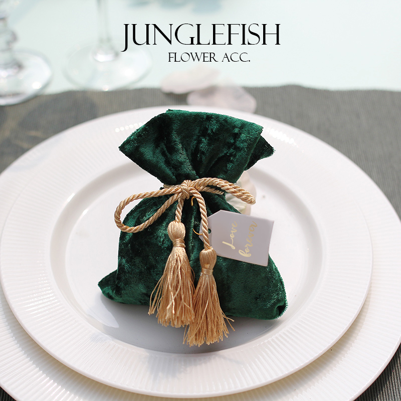 New green velvet wedding candy boxes with string and the cards 9.5*12cm luxury gift pouches event party supplies favors bag
New green velvet wedding candy boxes with string and the cards 9.5*12cm luxury gift pouches event party supplies favors bag