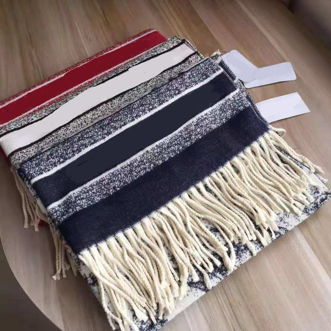 Luxury fashion cashmere scarf bright scarf woollen jacquard pattern women's shawl 180*70 cm
Luxury fashion cashmere scarf bright scarf woollen jacquard pattern women's shawl 180*70 cm