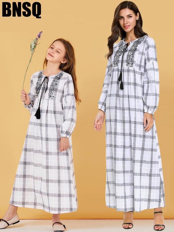 Muslim Embroidery Girls Abaya Plaid Maxi Dress Children's Wear Family Matching Outfits Kimono Long Robes Eid Ramadan Islamic
Muslim Embroidery Girls Abaya Plaid Maxi Dress Children's Wear Family Matching Outfits Kimono Long Robes Eid Ramadan Islamic