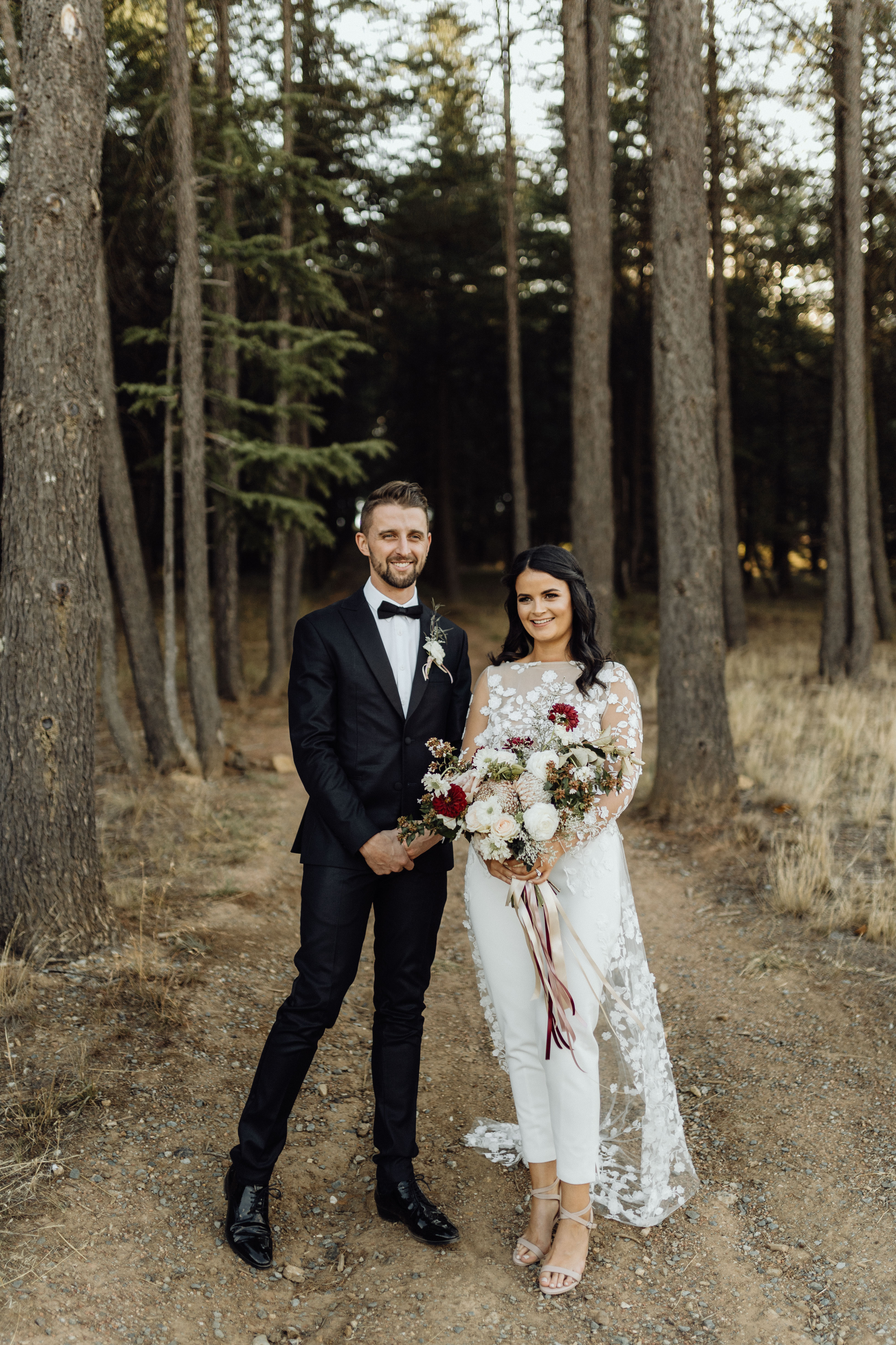2020 Fashion Wedding Jumpsuits Jewel Neck Lace Appliques Bridal Pants Suit Beach Wedding Dress Long Sleeve Vestidos De Novia