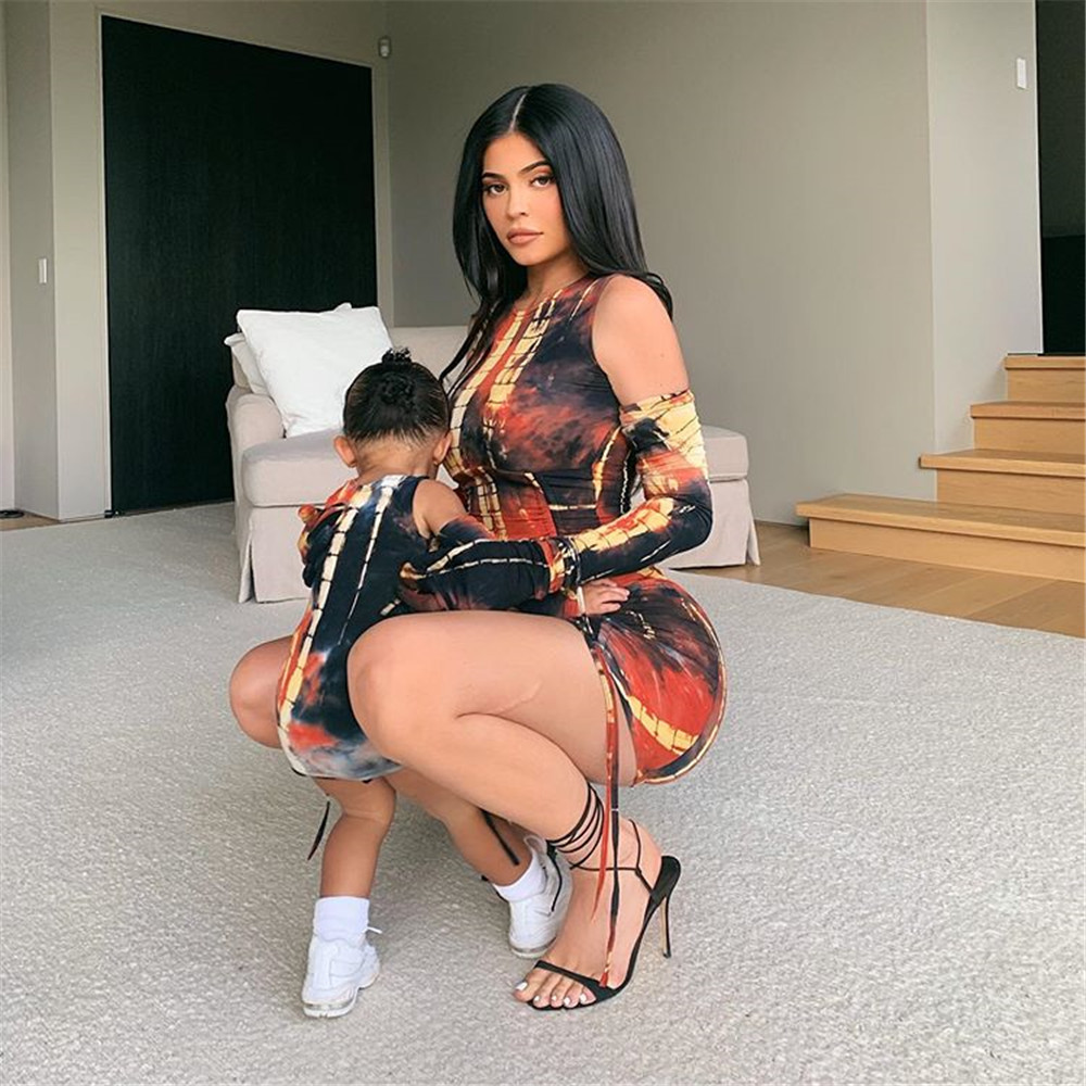 KGFIGU Christmas party dress 2019 New Print Sexy Tie dye Bodycon Dresses kylie jenner one sleeve ruched dress Holiday wear Y200102, White;black
KGFIGU Christmas party dress 2019 New Print Sexy Tie dye Bodycon Dresses kylie jenner one sleeve ruched dress Holiday wear Y200102, White;black