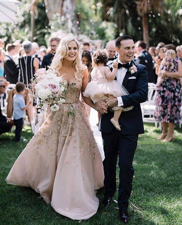 Gorgeous A Line Bohemian Dresses V Neck Lace 3D Floral Appliques Beaded Sweep Train Country Wedding Dress Pearls Beach Bridal Gowns