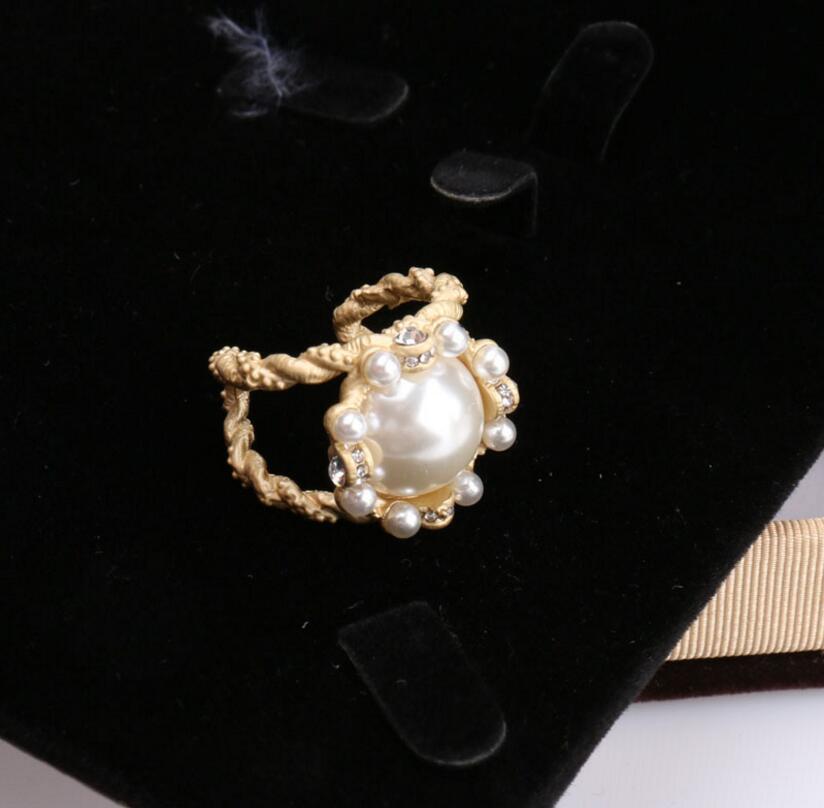 2021 Europe and the United States Baroque palace carved letter earrings female exaggerated retro 925 silver needle personalized pearl ea
2021 Europe and the United States Baroque palace carved letter earrings female exaggerated retro 925 silver needle personalized pearl ea