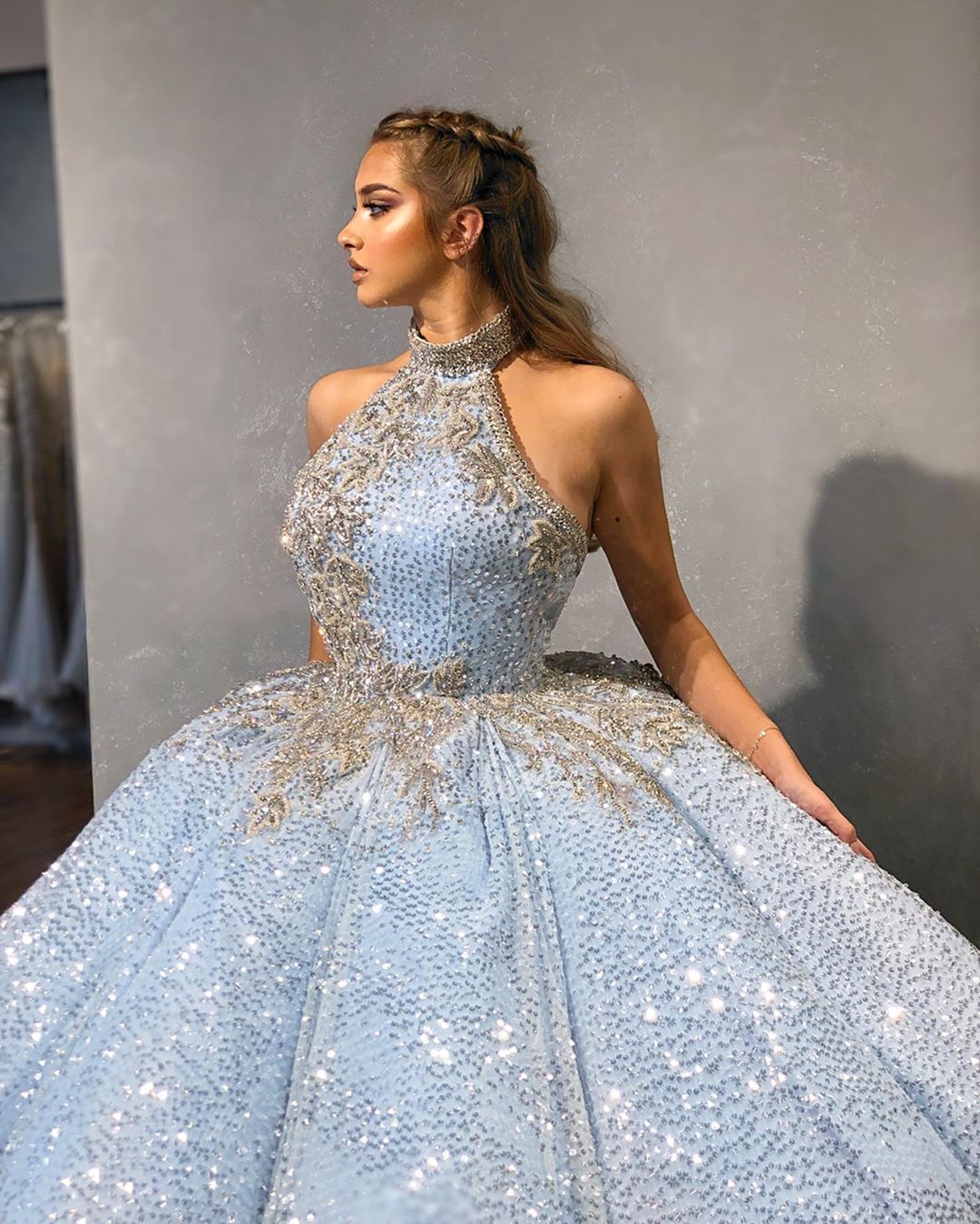 Sparkly Blue Ball Gown Evening Dresses Halter Beaded Sequins Crystal Sleeveless Prom Dress Backless Fluffy Sweep Train Formal Pageant Dress