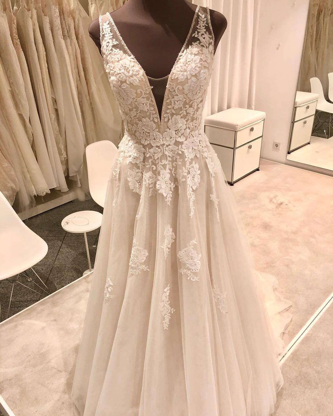 A Line Dreamy Wedding Dresses Applique Pearls Tulle Wedding Dresses Sweep Train Bribal Gowns Vestidos De Novia