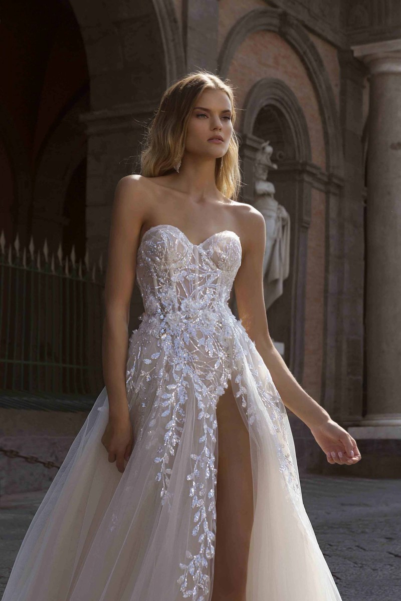Fashion Berta Side Split Wedding Dresses Strapless Neck Sequined Appliqued Bridal Gowns A Line Sweep Train Tulle robe de mariée