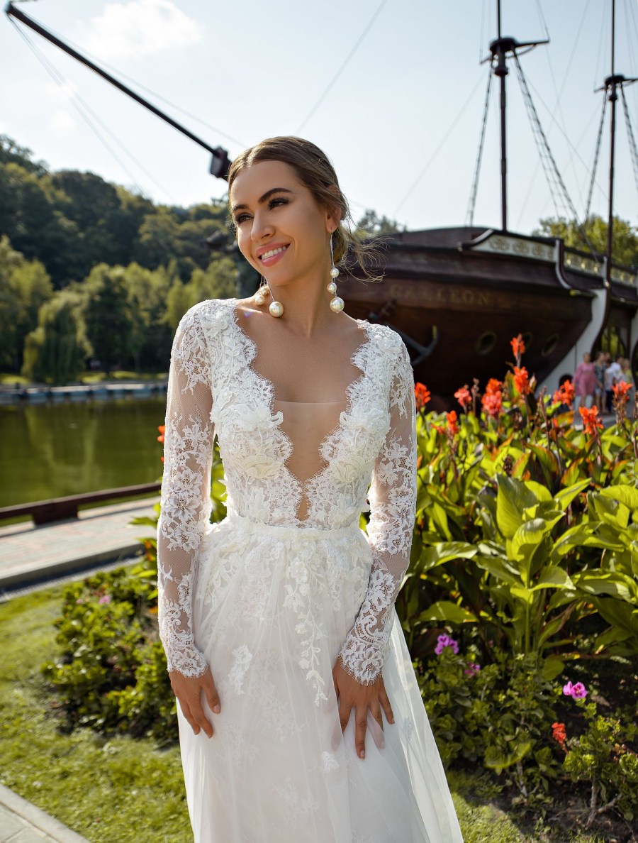 Bohemian A-line Wedding Dresses V Neck Long Sleeve Lace Appliqued Wedding Dress Backless Ruffle Sweep Train Custom Made Robes De Mariée