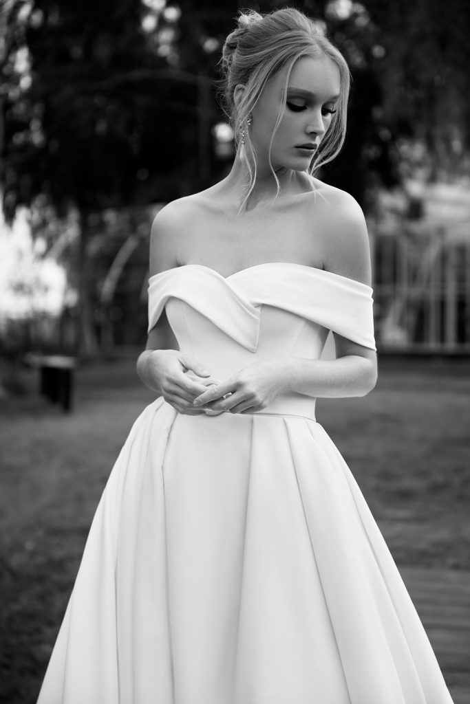 New Satin Beach Wedding Dresses Off Shoulder Short Sleeve Simply Bridal Gowns Sexy Backless Sweep Train Wedding Dress