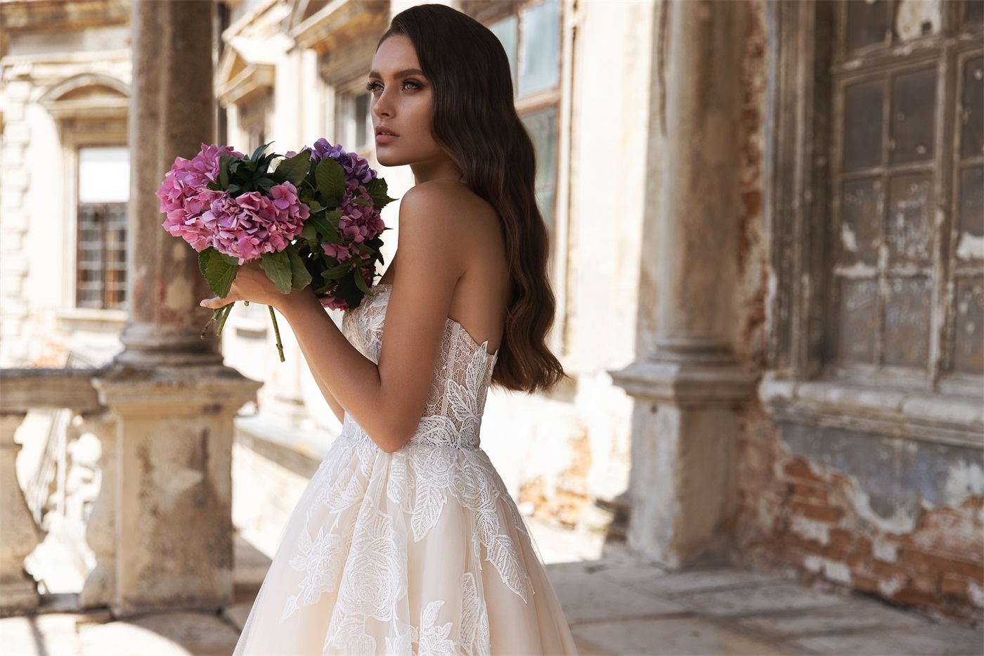 2020 Junoesque A Line Wedding Dresses Strapless Sexy Appliqued Sequins Lace Court Train Wedding Dress Custom Made Castle Bridal Gowns