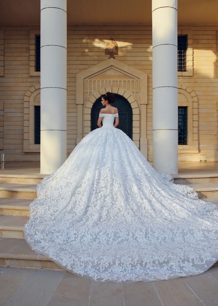 2019 Luxury Arabic Wedding Dresses Off The Shoulder Lace Appliqued Court Train Ball Gowns Custom Plus Size Wedding Dress Bridal Gowns