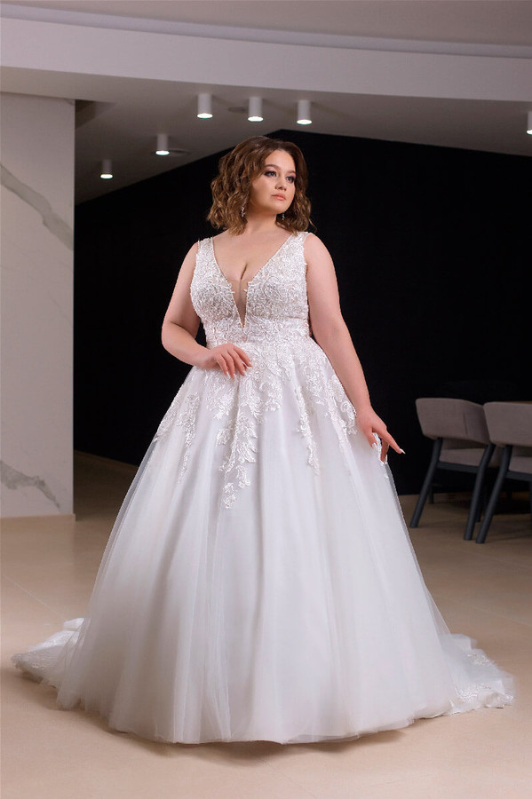 Newest Plus Size Wedding Dresses V Neck Appliqued Sleeveless Bohemian Bridal Gown Open Back Ruffle Sweep Train Custom Made Abiti Da Sposa
