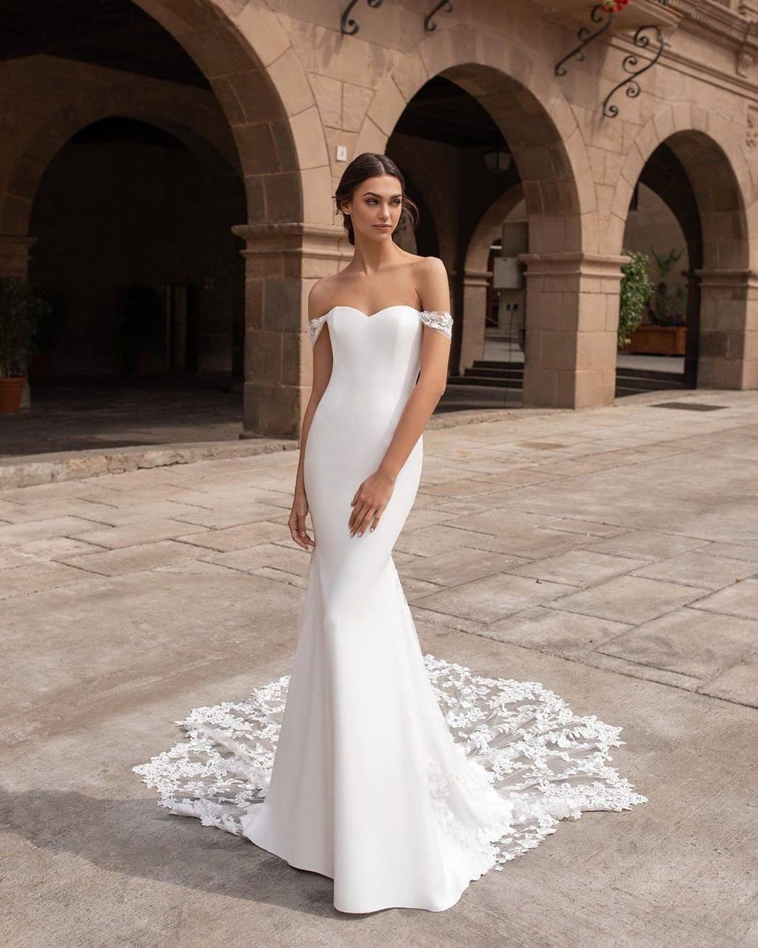 Mermaid Lace Stylish Wedding Dresses Off The Shoulder Neck Covered Buttons Bridal Gowns Sweep Train Trumpet Robe De Marie