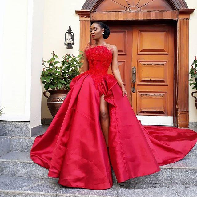 Glamorous Red Ball Gown Prom Dress Sexy Feather Lace Applique Split Lace-Up Evening Dress Attractive Sweep Train Formal Party Dress