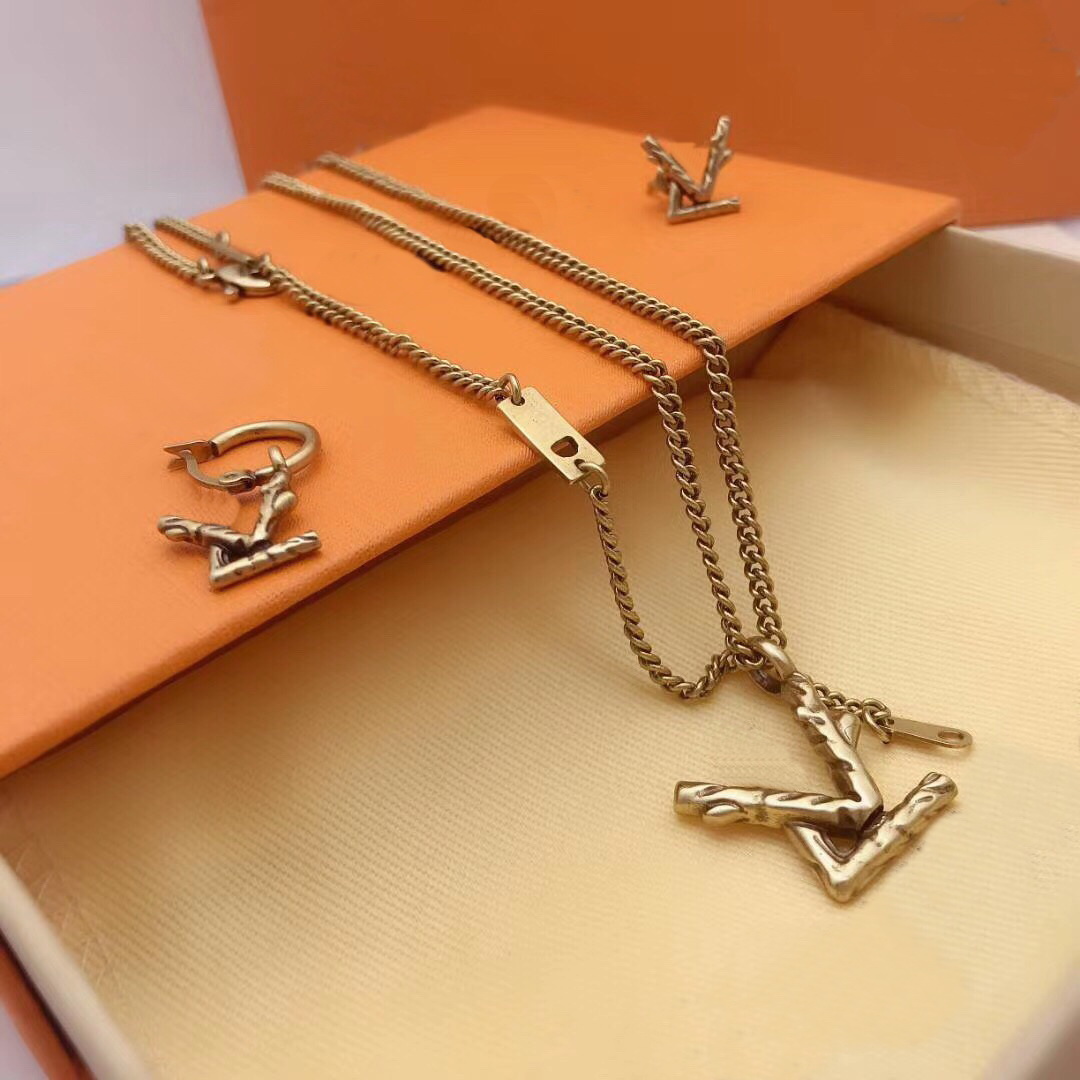 Europe America Fashion Jewelry Sets Lady Women Retro Style Engraved V Initials Twig Necklace Earrings Sets (1Sets), No original box
Europe America Fashion Jewelry Sets Lady Women Retro Style Engraved V Initials Twig Necklace Earrings Sets (1Sets), No original box